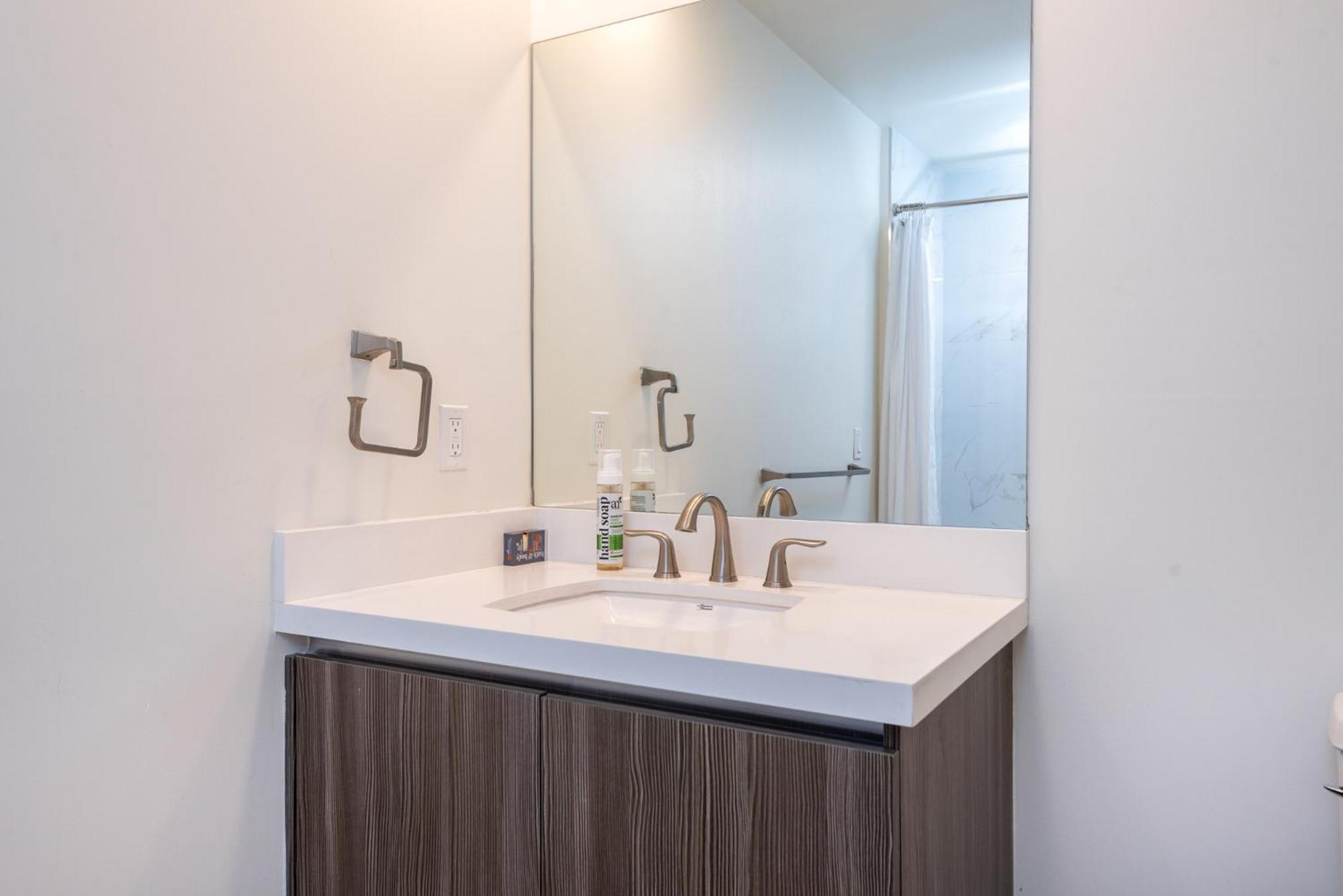 Apartamento Beverly Hills Luxury 2bd 2ba Gated Parking! *